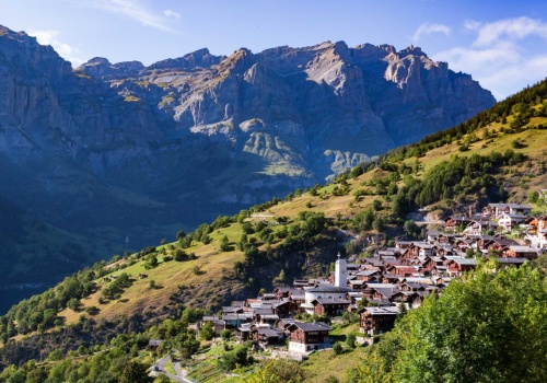 W Szwajcarii dopłacają 117 tys. zł na zakup domu. Możesz zamieszkać w alpejskiej wiosce