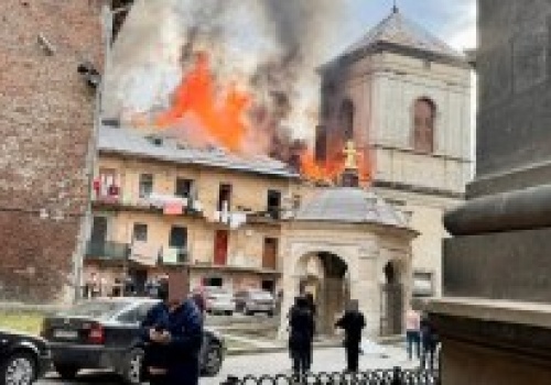 Rosyjski dron uderzył w kamienicę w centrum Lwowa. Są ranni