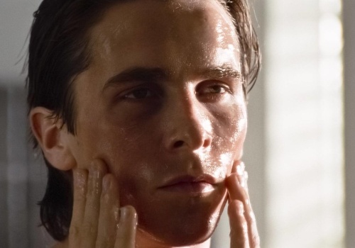 Tłuką się w szczękę młotkiem, żeby lepiej wyglądać. Czym jest looksmaxxing, czyli obsesja młodych mężczyzn na punkcie wyglądu?