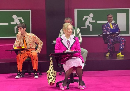 Premiera w Teatrze Kochanowskiego. O pracy w krzywym zwierciadle