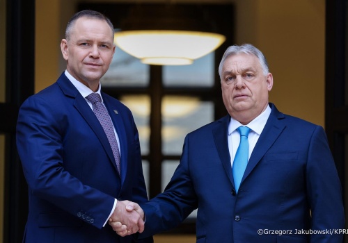 Nawrocki brata się z Orbanem. To zdrada Polski i UE! „Ma Pan obowiązki polskie, a nie rosyjskie”