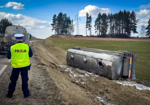 Przyczepa z mlekiem wywróciła się rowu. Kierowca z trzema promilami