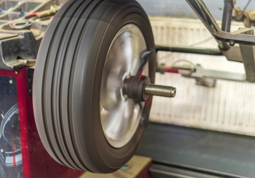 Wielu kierowców pomija to przy zmianie opon. Później płacą za naprawy zawieszenia