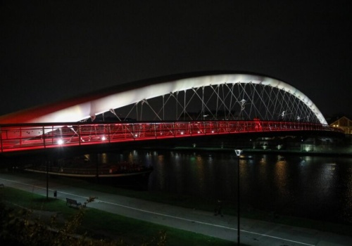 Kraków rozświetlił się na biało-czerwono. Oto powód