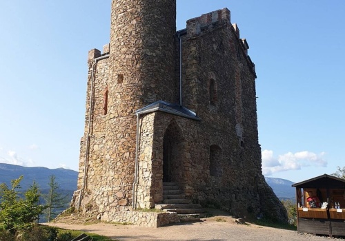 20 minut spaceru i jesteś w innym świecie. Ten dolnośląski zamek to obowiązkowy punkt