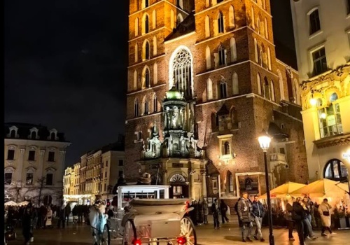 Kraków: 90-latka siedziała nocą przy Kościele Mariackim. Miała hipotermię