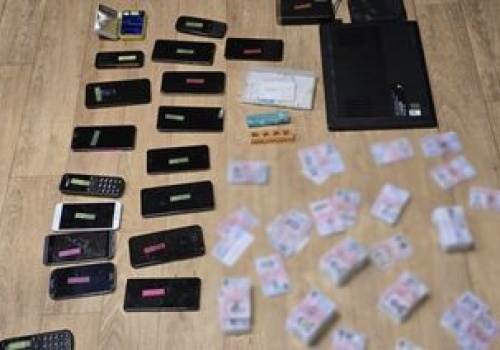 Zamawiali drogie smartfony na potęgę. Wpadli z setkami fałszywych dowodów