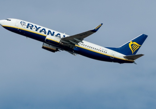 Samolot Ryanair musiał zawrócić nad Morzem Północnym. Pilot nadał kod 7700