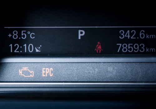 Zapaliła się ta kontrolka? Kierowcy często ją lekceważą. A to błąd