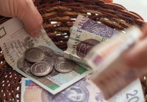 Pracuje tylko w niedziele i zarabia krocie? Cała prawda o pensji organisty