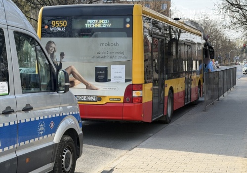W słuchawkach na uszach wbiegł w bok miejskiego autobusu. 14-latek w szpitalu