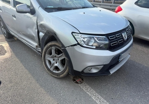 Zderzenie Dacii z Volvo na rondzie nad obwodnicą Lublina