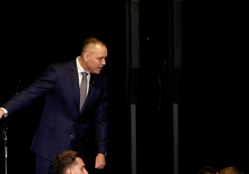 „Daj mi go” – czytamy z warg Nawrockiego, nim ruszył na dziennikarza TVN. Furia kibola? Jest gorzej