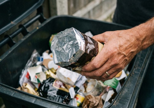 Nie do plastiku. Gdzie wyrzucić opakowanie po kawie? Każdy się myli