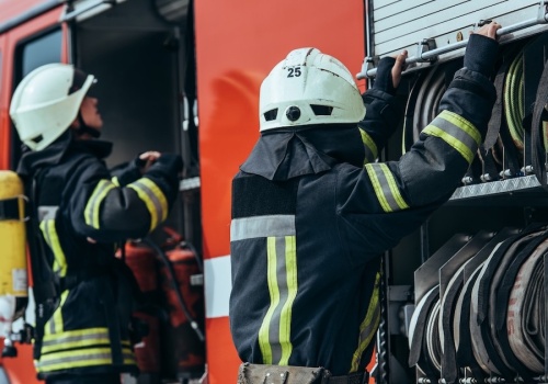 Trzy zastępy straży pożarnej gasiły pożar nieużytków w Koninie