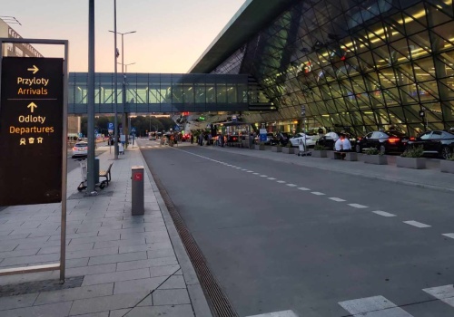 Straż Graniczna w Balicach udaremniła próbę oszustwa. Zatrzymani cudzoziemcy i organizator