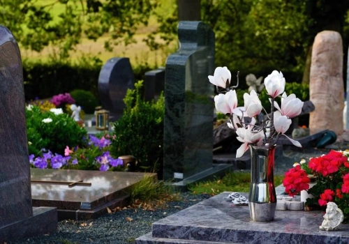 Jak wybrać nowoczesny nagrobek — poradnik