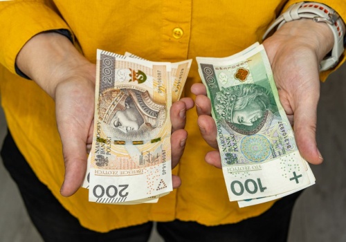 ZUS rusza z wypłatami już od 2 kwietnia. Rozdaje nawet 4353 zł i nie patrzy na dochód