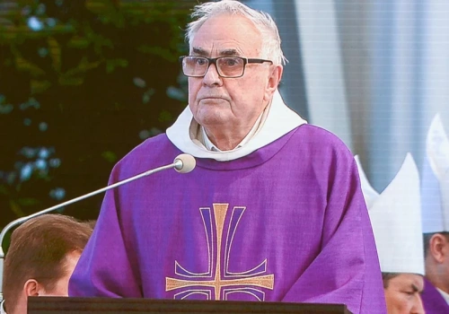 Ojciec Wiśniewski nie wytrzymał. Wskazał media, które „wciąż niszczą ludzi”