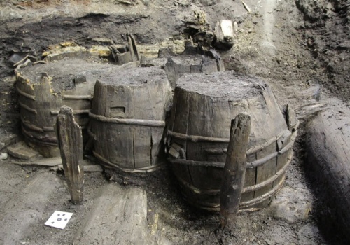 Robotnicy przypadkowo przenieśli się do XVII wieku. Te beczki pokazują realia ówczesnej Europy