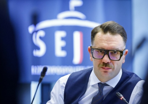 Łukasz Mejza mógł przyjąć mandaty, ale woli się chronić. Tak działa prawo