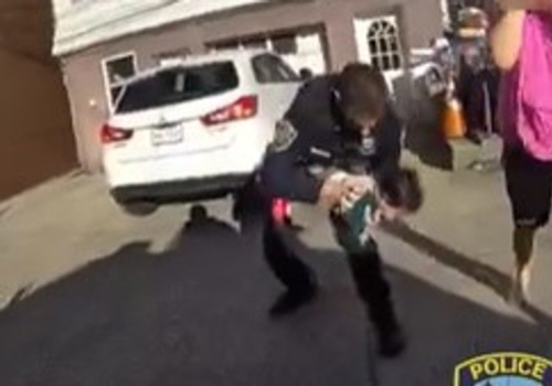 Policjant ratuje 10-miesięczne dziecko. Dramatyczne nagranie porusza wszystkich