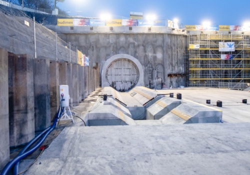 Najdłuższy tunel kolejowy w Polsce coraz bliżej! Przełom na budowie pod Pisarzową, TBM „Kinga” zakończyła drążenie