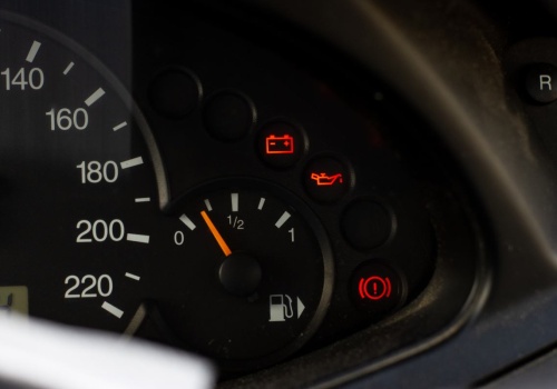 Wielu jedzie dalej mimo tej kontrolki. To najdroższy błąd, lepiej się zatrzymaj