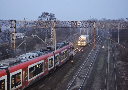 Niebezpiecznie w Gnieźnie! Dwa pociągi na jednym torze