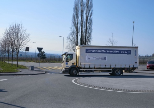 Antymateria na ciężarówce. W CERN-ie przeprowadzono niezwykły test