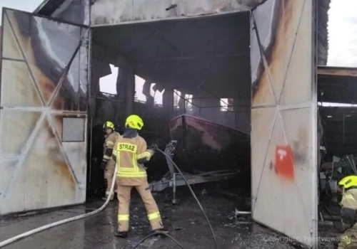 Pożar garażu i poparzony właściciel. W środku były butle z gazami