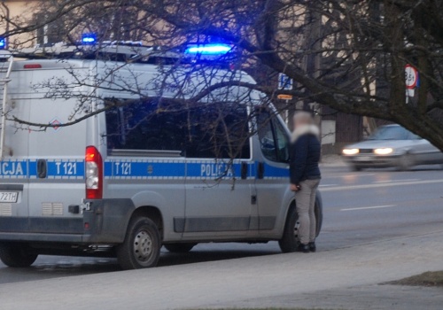 Bulwersujące sceny na przystanku na oczach dziewczynki. Mężczyzna robił okropne rzeczy przed dziećmi