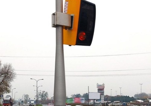 Nowy fotoradar na wylotówce z Krakowa już działa. Sprawdza prędkość, ale jego możliwości są znacznie większe