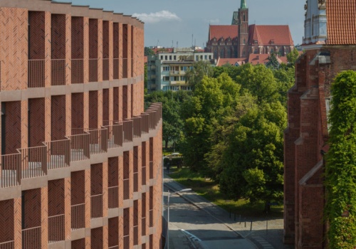 Apartamentowiec w centrum Wrocławia zachwyca ceglaną architekturą. Powalczy o uznanie w Europie