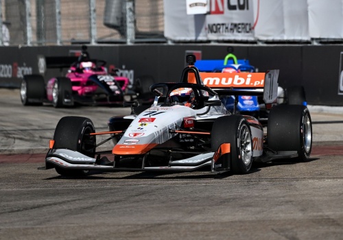 Pierwszy tor drogowy sezonu i dwa wyścigi w weekend – INDY NXT z Tymkiem Kucharczykiem w Alabamie na żywo w Motowizji