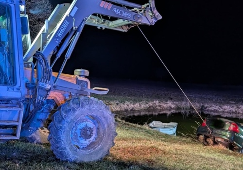 18-latek wpadł Oplem do stawu. Samochód w jednej chwili zniknął pod wodą