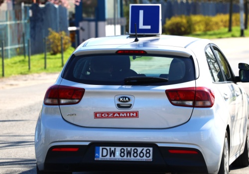 Nie dostali prawa jazdy przez źle ustawiony znak. NSA ocenił, czy egzaminator miał rację
