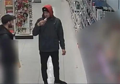 Kradzież w olsztyńskiej drogerii. Policja publikuje wizerunki podejrzanych