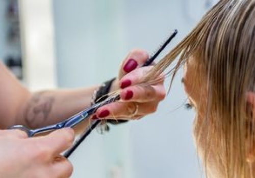 Ta fryzura naprawdę odmładza. Nonszalancka grzywka odejmuje lat