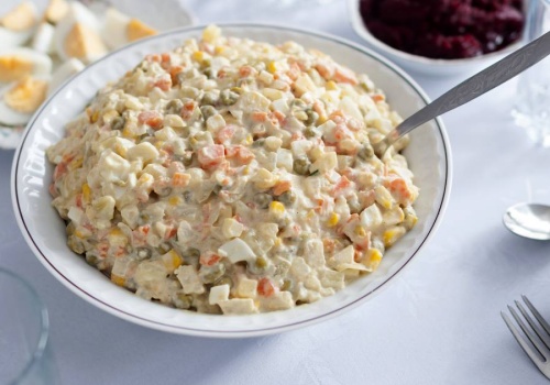 Jak długo może stać sałatka jarzynowa? Większość z nas przekracza termin