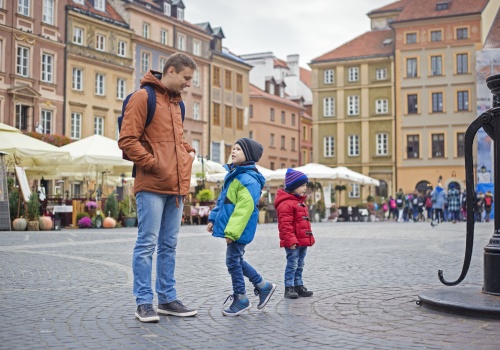 Coraz więcej ojców na urlopach. Rachunek jednak i tak płacą kobiety