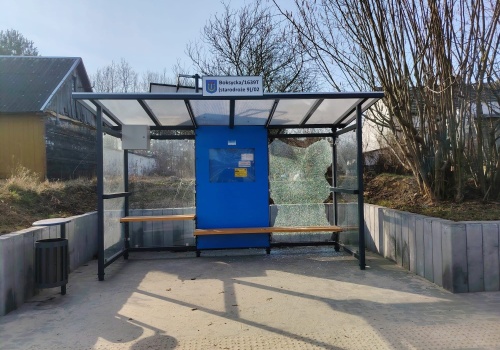 Akty wandalizmu w gminie Kunów. Chuligani zdewastowali wiatę przystankową