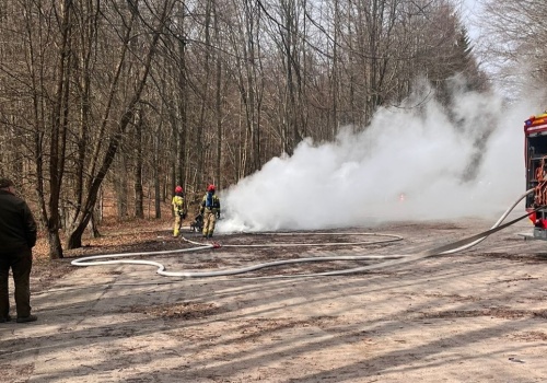 Pożar samochodu elektrycznego. Auto zapaliło się na parkingu