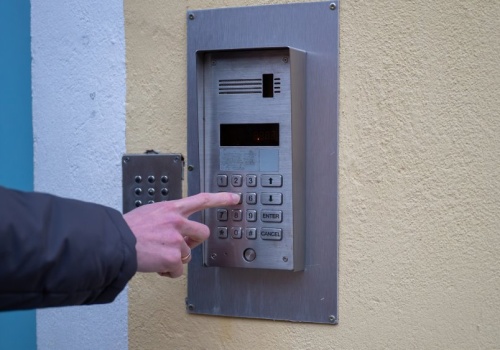 Nowi oszuści na osiedlach. Nikogo nie wypuszczaj na "kontrolę bezpieczeństwa"