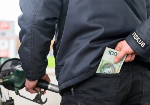 Tankujesz za 200 zł? Połowa tej ceny to podatki!