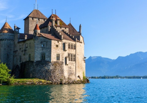 Sławna twierdza nad Jeziorem Genewskim. Inspirowała poetów i artystów