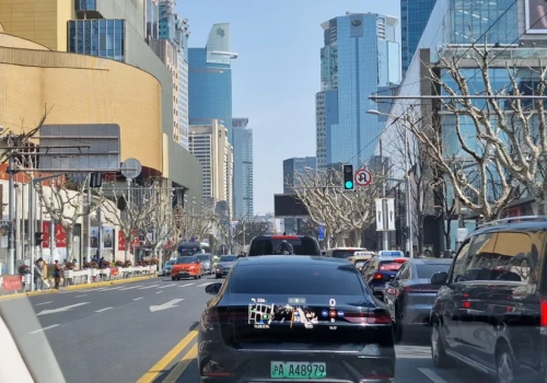 Najgorszy kryzys naftowy od dekad. Chińskie auta elektryczne wjeżdżają do Azji „w punkt”