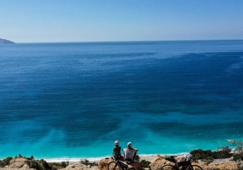 Grecja dla aktywnych – najpiękniejsze szlaki trekkingowe i rowerowe, których nie znajdziesz w przewodnikach