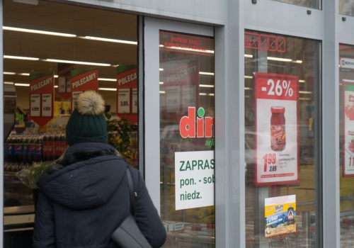 Pracownicy jak mrożonki, dziury w zatrudnieniu łata „grupa mobilna”. Związkowiec o pracy w Dino: „polski pracodawca za nic ma przepisy prawa”