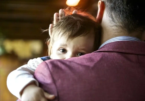 Coraz więcej ojców bierze urlop rodzicielski. Polska powoli zmienia model rodziny